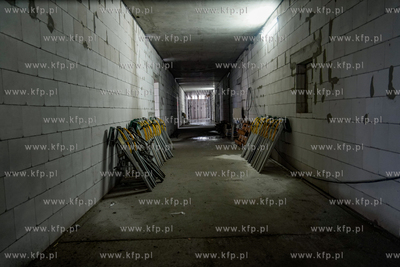 Piecki - Migowo. Zawieszenie wiechy na budowanej szkole...