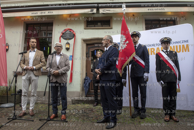 Przy ul. Piwnej 3/4 odsłonięto pamiatkowa tablicę...