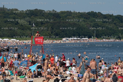 Sopot. Tłum na plaży. 12.08.2023 / fot. Anna Rezulak...