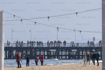 Tłum na sopockim molo i na plaży. 03.03.2024 / fot....