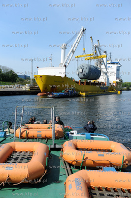 Port w Gdansku. Przeladunek elementu urzadzenia do...