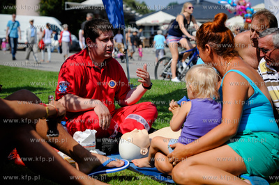 Gdynia. Bulwar nadmorski. Festyn PGNiG Bezpiecznie...