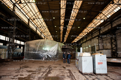 Stocznia Gdanska. Tydzien po pozarze hali produkcyjnej...