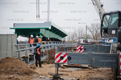 Montaz wazacych 135 ton dwoch sekcji przesla zwodzonego...