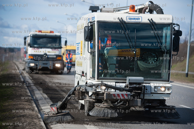 Gdansk. Aleja Armii Krajowej. Wiosenne sprzatanie ulic....