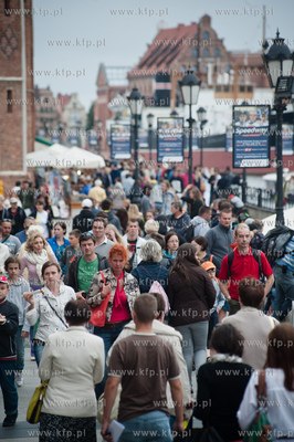 Gdansk. Dlugie Pobrzeze. Pelne turystow ulice starego...