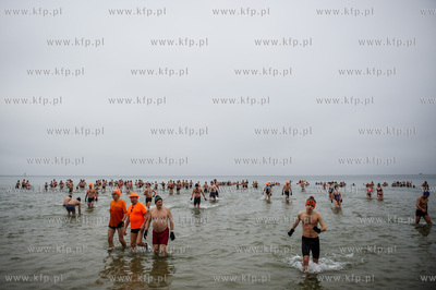 Plaża w Sopocie. Charytatywne morsowanie, w czasie...