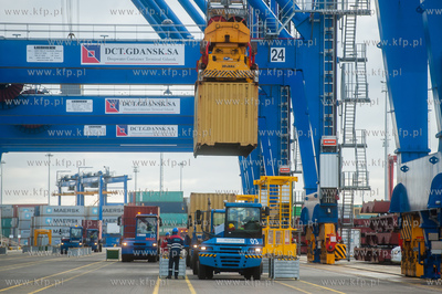 Gdańsk. Terminal kontenerowy DCT. 04.12.2017 fot....