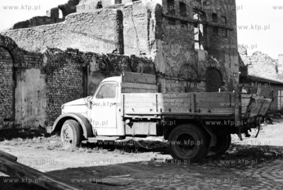 Samochód dostawczy stojący na ulicy Chmielnej na...