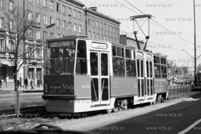 Tramwaj lini 2 jedzie al. Grunwaldzką w Gdańsku Wrzeszczu....