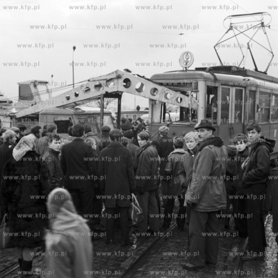 Zderzenie tramwaju lini 9 z ruchomym dzwigiem na ulicy...