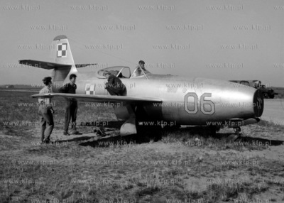 Młodzież z zainteresowaniem przygląda się samolotom...