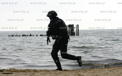 Ekipa filmowa serialu Kryminalni realizuje na plazy...