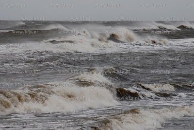 Sztorm na Baltyku. Nz. Fale dochodzace do 2 metrow...