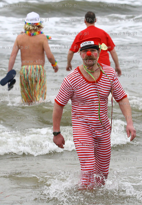 Kilkudziesieciu morsow wykapalo sie w lodowatym baltyku...