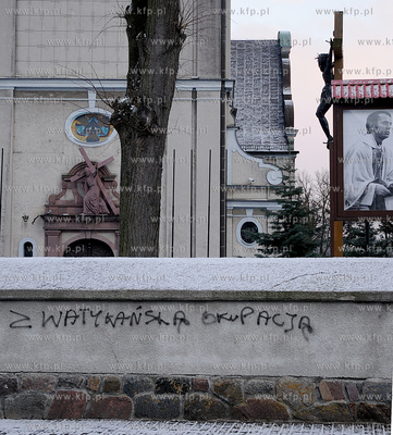 Antyklerykalne napisy pojawily sie na kosciolach w...