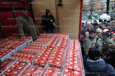 Szczecin. Hodowcy bydla przed jednym ze szczecinskich...
