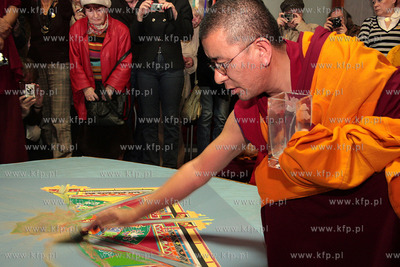 Po czterech dniach mozolnej pracy przy sypaniu mandali...