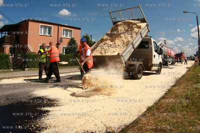 Mosty kolo Leborka. Pociag SKM uderzyl w cysterne....