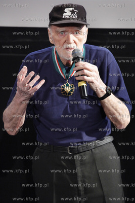 Uroczyste wreczenie Frankowi Walickiemu (nz) Zlotego...