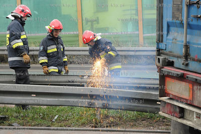 Gdynia. Z niewyjasnionych przyczyn samochod ciezarowy...