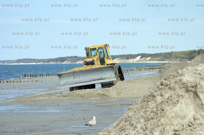 W Ustce rozpoczela sie odbudowa wschodniej plazy, tak...