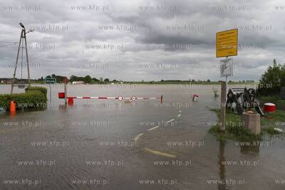 Podniesiony stan Wisly w okolicach jej ujscia do morza...