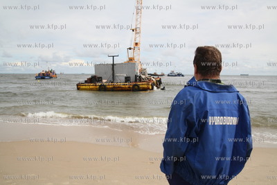 Sopot. Silny polnocny wiatr towarzyszacy sztormowi...