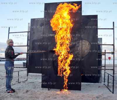 Sopot plaza przy Molo. Happening "Unwanted Things "...