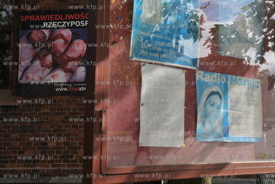 Gdansk Orunia. Antyaborcyjna wystawa na scianach kosciola...