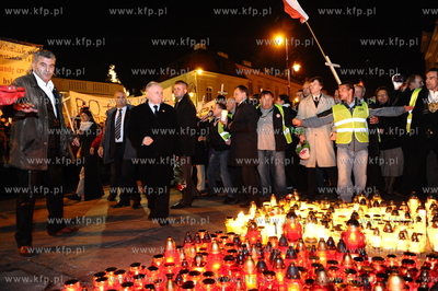 Warszawa. Pol roku po katastrofie w Smolensku pod Palacem...