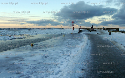 Ustka. Kra lodowa zablokowala kanal portowy w Ustce....