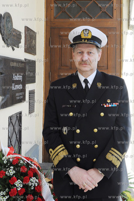 Gdynia. Zlozenie wiencow i wiazanek kwiatow pod Plyta...