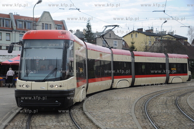 Petla tramwajowa w Oliwie. Nz. Tramwaj Swing
12.04.2011
fot....