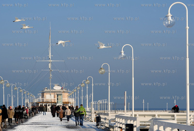 Sopot. Zimowa sceneria na plazy i sopockim molo. 16.02.2012...