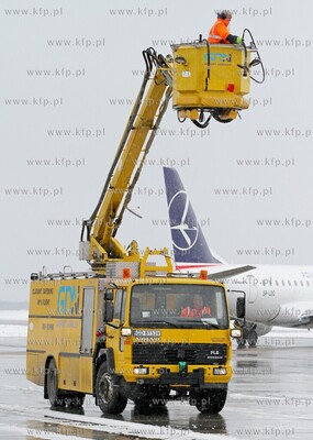 Wiosna w zimowej szacie w Porcie Lotniczym Gdansk im....