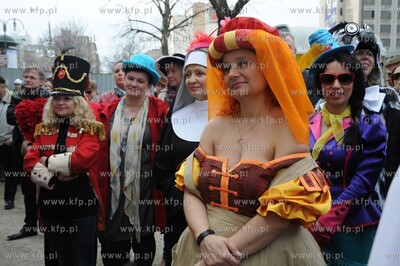 Zawieszenie wiechy na Teatrze Muzycznym w Gdyni. 
16.04.2013
Fot....