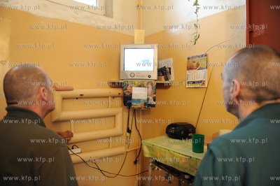 Wiezniowie osadzeni w Zakladzie Karnym w Sztumie ogladaja...