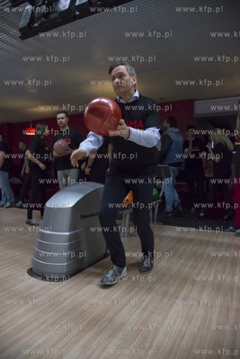 Slupsk. Prezydent Robert Biedron gral w kregle w  Kregielni...