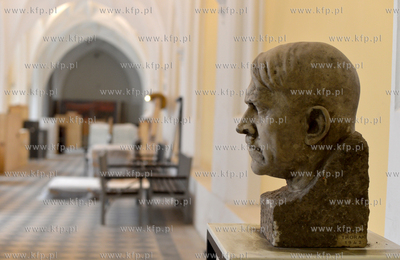 Polmetrowa rzezba glowy Adolfa Hitlera, zostala odkopana...