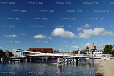 Gdańsk. Nowo otwarta kładka nad łącząca oba przegi...