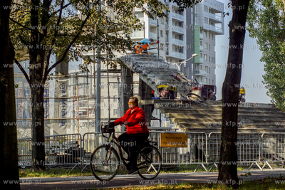 Gdańsk, Zaspa. Remont schodów kładki nad skrzyżowaniem...
