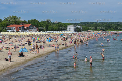 Sopot. Plaża. Upalny weekend spowodował liczne przybycie...