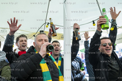 Kibice Manchester United bawią sie na ul. Długi Targ...