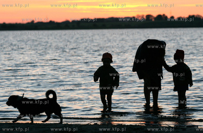 Wtorkowy wieczor w Pucku. Nz. Spacer babci i wnuczat...