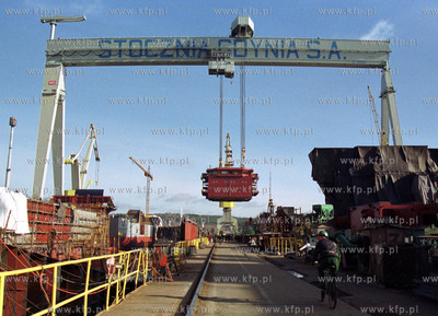 W Stoczni Gdynia uruchomiono nowa suwnice bramowa....