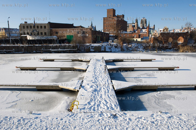 Zima w Gdansku, opustoszala marina jachtowa. W tle...