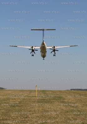 Port lotniczy w Gdansku Rebiechowie. Ladowanie samolotu...