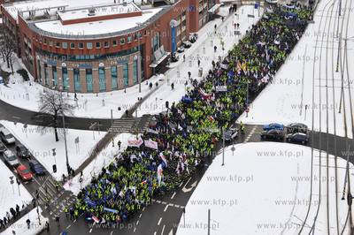 Pikieta sluzb mundurowych w Gdansku, przeciwko projektowi...