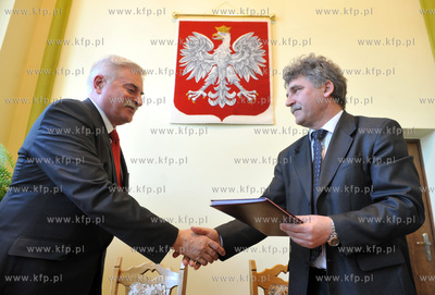 Gdansk. Urzad Wojewodzki. Podpisanie uwow z samorzadowcami...